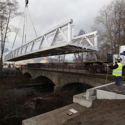 Grutage de la passerelle